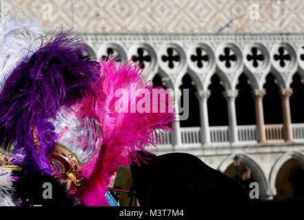 Masque pour vendre à l'étal près du palais des Doges à Venise au carnaval Banque D'Images