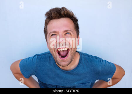 Portrait of a young man screaming car de nouvelles positives. Banque D'Images