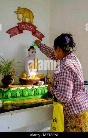 Un dévot prie dans les environs du golden Maha Lawka Marazein Pagode Kuthodaw Banque D'Images