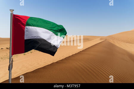 Drapeau UAE composite numérique sur le premier plan avec les patrons de hypnotique désert de sable dans le désert des ÉMIRATS ARABES UNIS, près de DUBAÏ, ÉMIRATS ARABES UNIS, Moyen Orient Banque D'Images