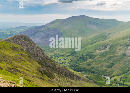 En descendant du mont Snowdon sur le chemin Llanberis, Snowdonia, Gwynedd, Pays de Galles, Royaume-Uni - Vue en direction nord vers la carrière de Dinorwic abandonnés Banque D'Images