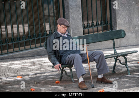 Monsieur âgé prenant une sieste l'après-midi sur un banc à Funchal Madeira Banque D'Images