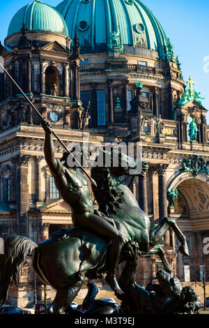 L'extérieur de sculptures Altes Museum et Cathédrale de Berlin sur l'île de musée sur Lustgarten (MuseumsInsel) à Mitte, Berlin, Allemagne Banque D'Images