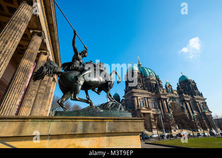 L'extérieur de sculptures Altes Museum et Cathédrale de Berlin sur l'île de musée sur Lustgarten (MuseumsInsel) à Mitte, Berlin, Allemagne Banque D'Images