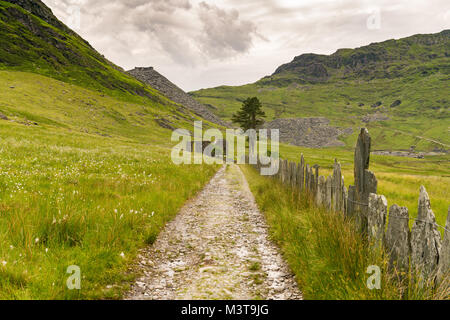 La ruine de l'Rhosydd près de Blaenau Ffestiniog Capel, Gwynedd, Pays de Galles, Royaume-Uni - Conglog avec ardoise à l'arrière-plan Banque D'Images