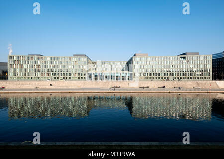 Avis de ministère fédéral de l'éducation et de la Recherche (Bundesministerium fŸr Bildung und Forschung) sur Kapelle Ufer à côté de la Spree à Berlin Mitte Banque D'Images