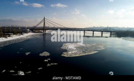 Paysage avec Moscou suspension pont sur le Dniepr, Kiev, Ukraine, Holosiiv Banque D'Images