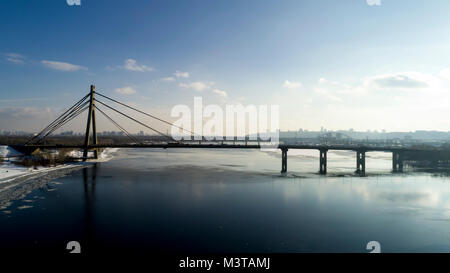 Paysage avec Moscou suspension pont sur le Dniepr, Kiev, Ukraine, Holosiiv Banque D'Images