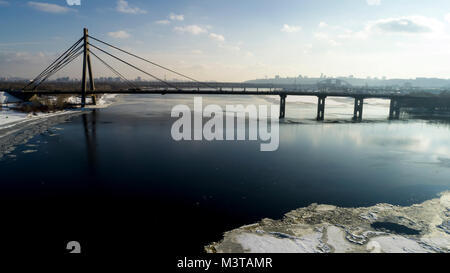 Paysage avec Moscou suspension pont sur le Dniepr, Kiev, Ukraine, Holosiiv Banque D'Images