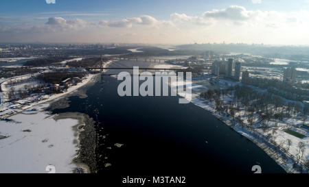 Paysage avec Moscou suspension pont sur le Dniepr, Kiev, Ukraine, Holosiiv Banque D'Images