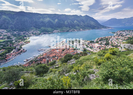 Vue aérienne de l'ancienne forteresse de Saint John au-dessus de la ville côtière de Kotor et ville de Dobrota, situé dans la baie de Kotor de Mer Adriatique, le Monténégro Banque D'Images