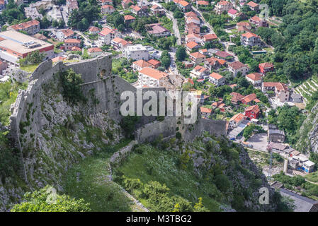 Ruines d'anciens remparts autour de Saint John au-dessus de la forteresse de Kotor, ville côtière située dans la baie de Kotor de Mer Adriatique, le Monténégro Banque D'Images