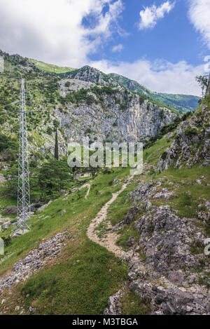 Chemin d'accès à petite chapelle de Saint John, près de Saint John, au-dessus de la forteresse de Kotor, ville côtière située dans la baie de Kotor de Mer Adriatique, le Monténégro Banque D'Images