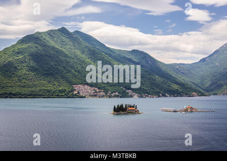 La ville de Perast sur l'île de Saint Georges et Notre Dame de la roche dans la baie de Kotor, Monténégro Banque D'Images