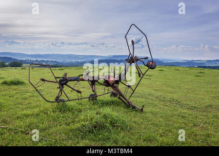 La faneuse ancienne machine sur une prairie de montagne près des murs de Broumov à Broumov en République Tchèque Banque D'Images