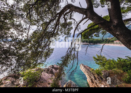 Vue depuis Paris rocks sur une plage de la Reine en face de Villa Milocer Aman Sveti Stefan hôtel de luxe à Przno, Monténégro Banque D'Images