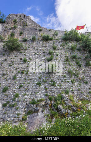 Murs de l'ancienne forteresse sur la colline de Saint John au-dessus de Kotor, ville côtière située dans la baie de Kotor de Mer Adriatique, le Monténégro Banque D'Images