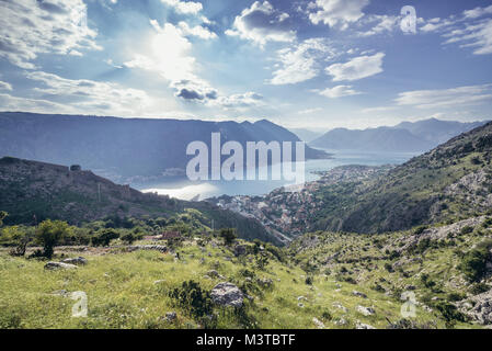 Vue aérienne de la montagne au-dessus de ruines de forteresse dans la ville de Kotor en baie de Kotor de Mer Adriatique, le Monténégro Banque D'Images