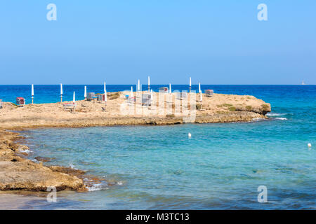 Plage de la mer Ionienne pittoresque Punta della THÉRAPIE de JING près de la ville de Gallipoli dans le Salento, Pouilles, Italie. Banque D'Images