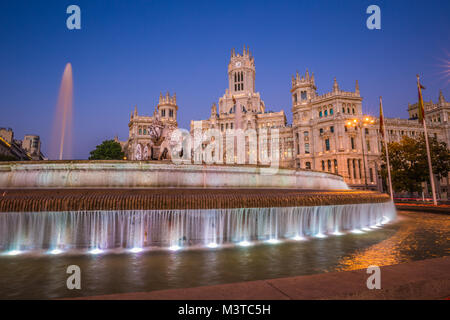 Plaza de la Cibeles (Cybele's Square) - Bureau de poste Central (Palacio de Comunicaciones), Madrid, Espagne. Banque D'Images