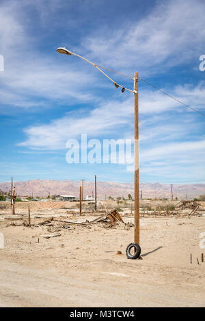 Pôle Lumière et jeter la poubelle du coin de rue à Bombay Beach, Salton Sea (Californie) Banque D'Images