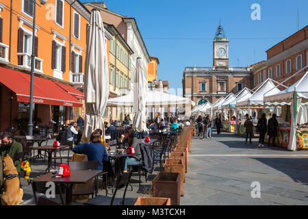 Les personnes bénéficiant du soleil du printemps à cafés et bars sur la Piazza del Popolo à Ravenna Italie Banque D'Images