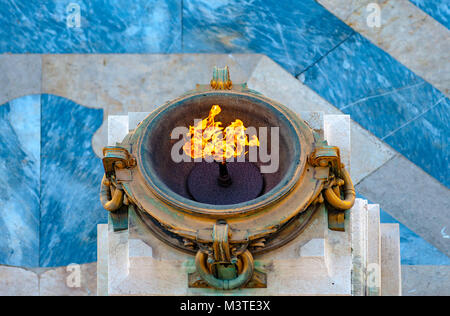 Close up de flamme éternelle de brasero en bronze dédié à le Soldat inconnu dans le monument au roi Victor Emmanuel, Rome, Italie. Banque D'Images