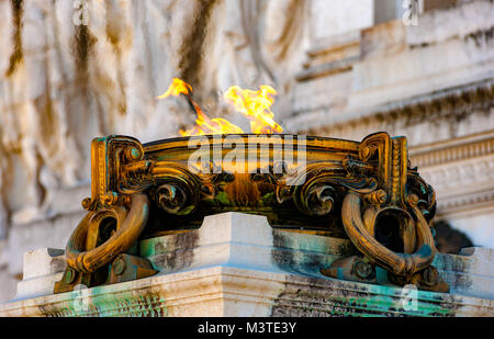 Close up de flamme éternelle de brasero en bronze dédié à le Soldat inconnu dans le monument au roi Victor Emmanuel, Rome, Italie. Banque D'Images