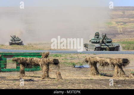 Formation KADAMOVSKIY TERRE, région de Rostov, en Russie, le 26 août 2017 : forum technique militaire internationale "ARMÉE-2017". Deux chars T-90 moderne russe Banque D'Images