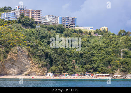 Vue de la mer sur la plage de Mogren se trouvent dans la ville de Budva sur la côte de la mer adriatique au Monténégro Banque D'Images