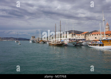 TROGIR, Croatie - 12 août 2017 : Trogir waterfrint et le port avec bateaux Banque D'Images