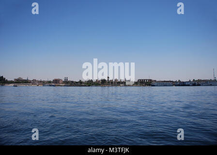 La ville du Caire et de petites maisons avec des bateaux sur le Nil en Egypte Banque D'Images