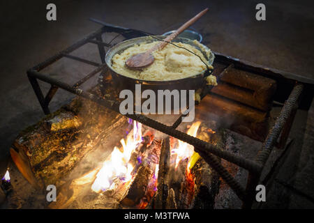 La nourriture traditionnelle géorgienne, mamaliga (maïs) est cuite dans la cocotte sur le feu Banque D'Images