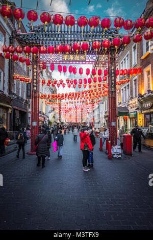 Le Nouvel An chinois lanternes de papier rouge sur Gerrard Street, Chinatown, Londres, W1, UK Banque D'Images