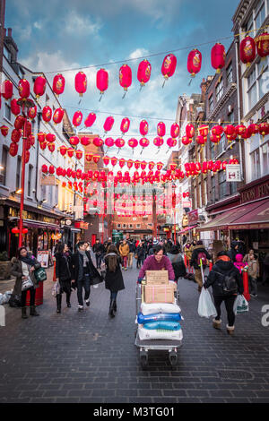 Le Nouvel An chinois lanternes de papier rouge sur Gerrard Street, Chinatown, Londres, W1, UK Banque D'Images