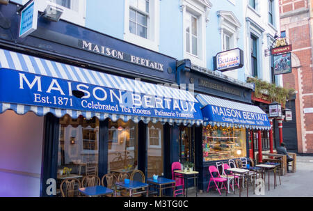 Michele Wade Maison Bertaux pâtisserie française et salons de thé sur Greek Street, Soho, Londres, W1, Angleterre, ROYAUME-UNI Banque D'Images