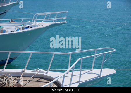 Bateau blanc sur le port et la mer ancre prête à expirer Banque D'Images