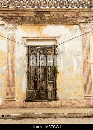 Palais cubaine fenêtre avec grille de protection en fer Banque D'Images