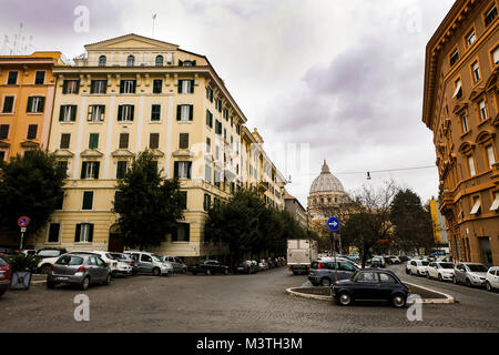 Rome Italie - 10 décembre 2018 : Petite voiture Fiat bleu marine sur les rues de Rome, près de San Pietro au Vatican et de vieux bâtiments traditionnels. ROME, Déc Banque D'Images