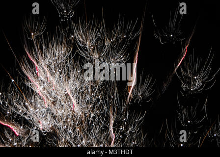 De nombreux énorme explosion dans un grand feu d'artifice d'argent dans la nuit nouvelle année Banque D'Images