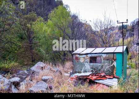 Peinture Graffiti sur un shabby cottage dans le canyon du village voisin Djermouk. Banque D'Images