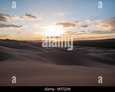 Coucher de soleil sur Khongoryn Els sand dunes Banque D'Images