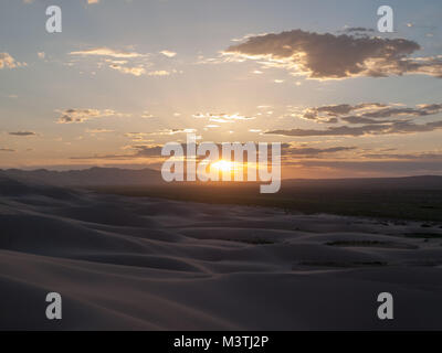 Coucher de soleil sur Khongoryn Els sand dunes Banque D'Images