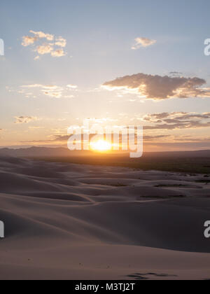 Coucher de soleil sur Khongoryn Els sand dunes Banque D'Images