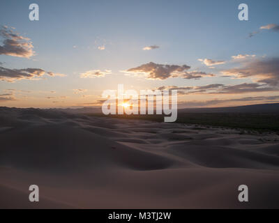 Coucher de soleil sur Khongoryn Els sand dunes Banque D'Images