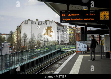 BERLIN - 3 avril : graffiti dans un immeuble de Prenzlauer Berg, vu de l'U-Bahn station,Berlin,Allemagne,sur avril 3,2011. Banque D'Images