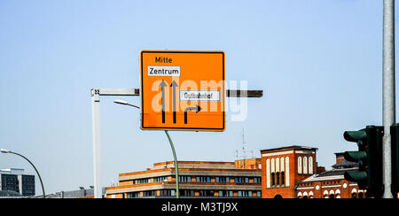 Un panneau routier indique la façon de rejoindre différents sites de Berlin, Allemagne.2011. Banque D'Images