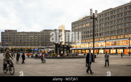 BERLIN-AVRIL 4:des personnes non identifiées, promenades dans Alexander Platz,Berlin,Allemagne,sur avril 4,2011. Banque D'Images