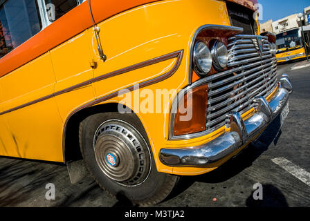 Malte 7 SEPTEMBRE:Un bus typiquement maltais (close-up), l'attente pour le départ, Bugibba, Malte, sur Septembre 7,2007. Banque D'Images