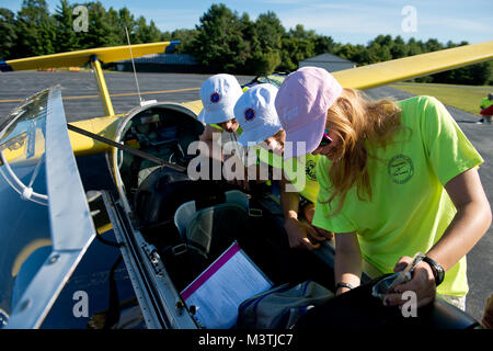 Civil Air Patrol cadet, Julia Guidry, lieux couvre plus de certains des instruments dans le planeur Super Blanik L-23, tout en assistant à la région nord-est de l'Académie de planeur à Springfield, Vermont), des pilotes-instructeurs ont masque étudiant certains des instruments de sorte que les élèves apprennent à voler le planeur en cas de problème. (U.S. Air Force photo/Master Sgt. Jeffrey Allen) DSC 3153 AirmanMagazine par Banque D'Images